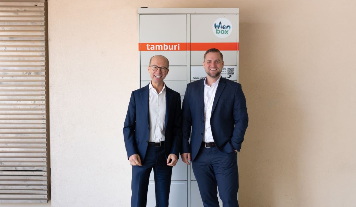 Mehrheitseigentümer Paul Brandstätter und Geschaftsführer Dominic Allram vor einem Tamburi Paketkasten.